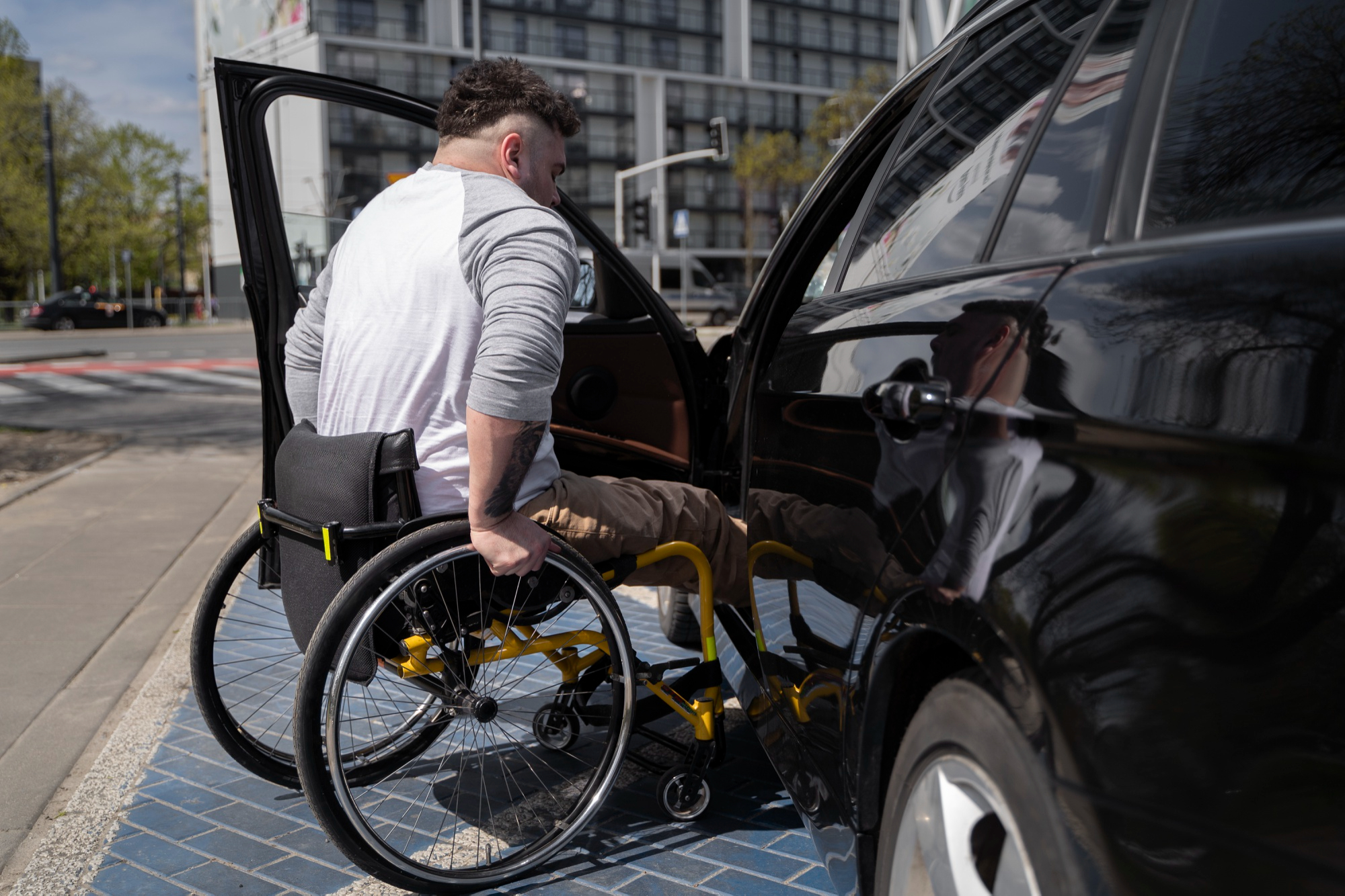 homme en fauteuil roulant taxi drac champsaur